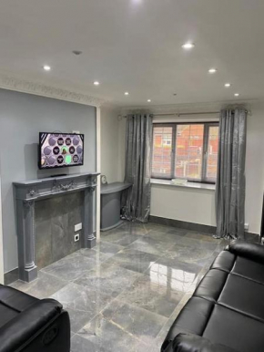 2 bed house sleeps 4-5